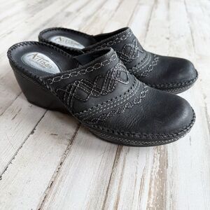 Clarks Artisan Black Leather Wedge Clogs Slip On Shoes Stitching Women’s 7.5M